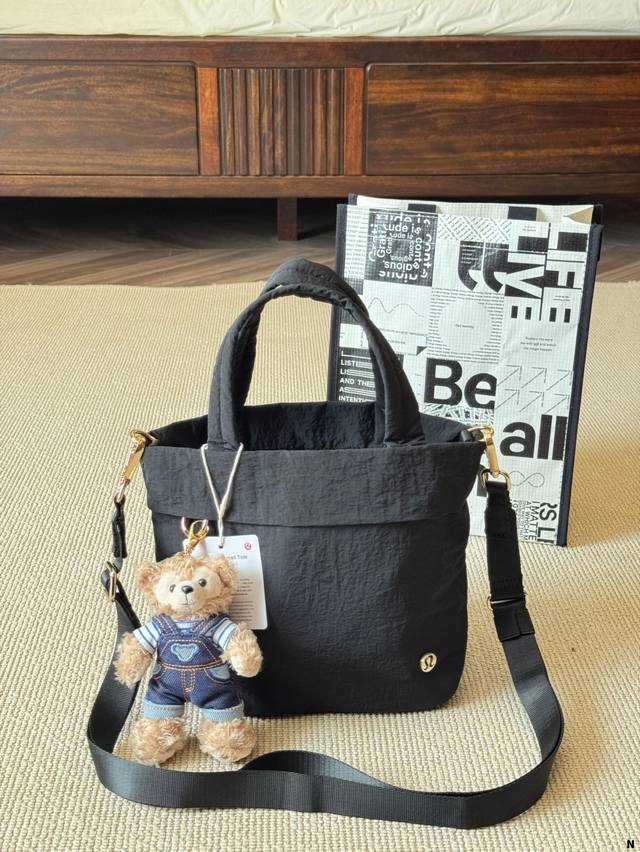 原版布 配挂件 Lulu男女通用旅行户外便携超轻手提包。外料采用高级尼龙，里布采用加厚涤纶里布，整个包采用全色系搭配，色泽一致，很难模仿。工作运动两相宜 25*