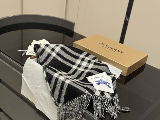 羊绒围巾配盒 Size:180Cm*30Cm 巴宝莉羊绒围巾 最经典的黑白配色 上身超级柔软舒服 这么好看的围巾你还不赶紧定吗 羊绒围巾配盒 Size:180Cm*30Cm 巴宝莉羊绒围巾 最经典的黑白配色 上身超级柔软舒服 这么好看的围巾你还不赶紧定吗