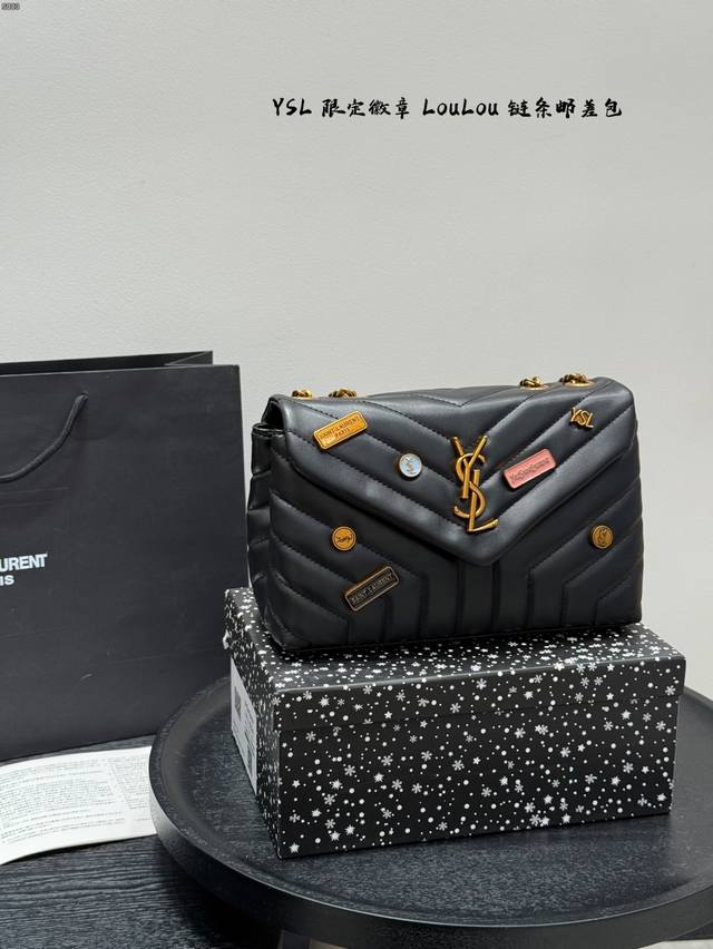 带盒子 Ysl 圣罗兰 限定徽章 Loulou联条邮差包 专柜永恒经典同步款，来自最新一季的绝妙设计，包身廓形类似邮差，经典的Monogram Logo点缀，超