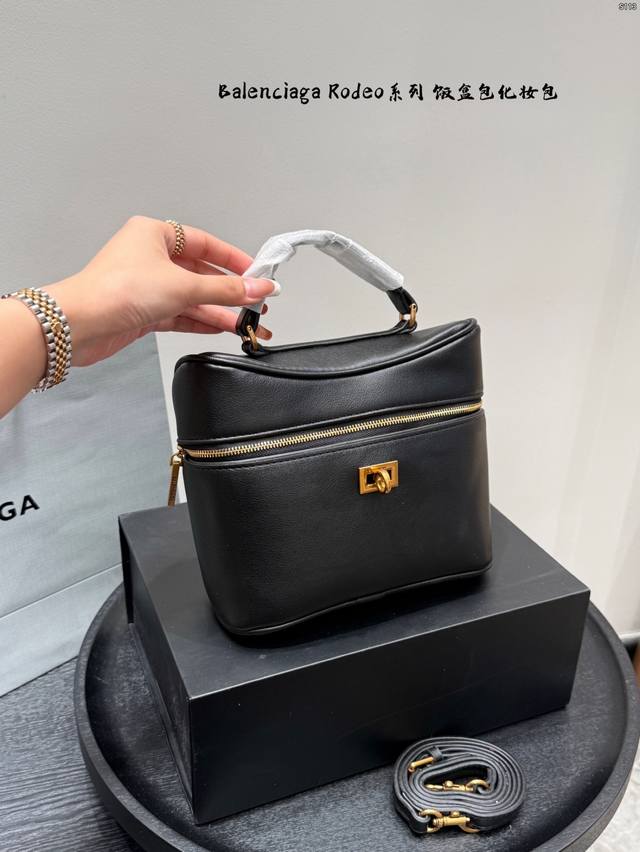 折叠礼盒 Balenciaga 巴黎世家饭盒包化妆包新款上新 -低调到只有懂的人才会一眼认出Rodeo Vanity” 低调有质感线条简洁，不挑衣服，走哪都能搭