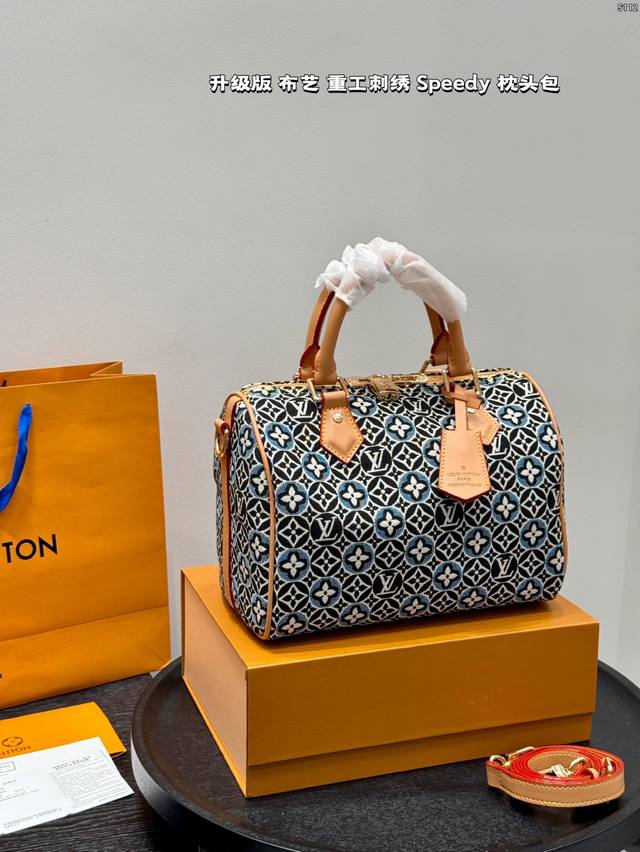 礼盒包装 Lv 新款重工帆布刺绣 布艺牛仔布 超火的 Speedy枕头包 日常通勤都非常可会越用越喜欢的一款，值得入手。 尺寸：25*19Cm