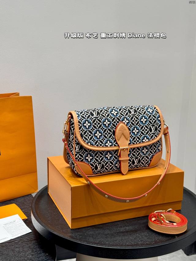 礼盒包装 Lv 新款重工布艺刺绣｜帆布丹宁牛仔Diane法棍包 Lv腋下法棍Diane绝绝子 新款铆钉肩带 上身复古又舒服 设计灵感来自于中古包Sologne