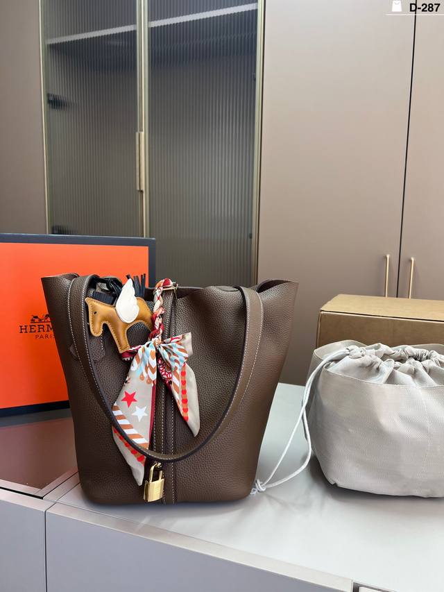 牛皮 配内胆 Hermes 爱马仕菜篮子 牛皮材质如果出门仅可以带一个包包，那必然是爱马仕菜篮子D-287尺寸20×26折叠盒飞机盒