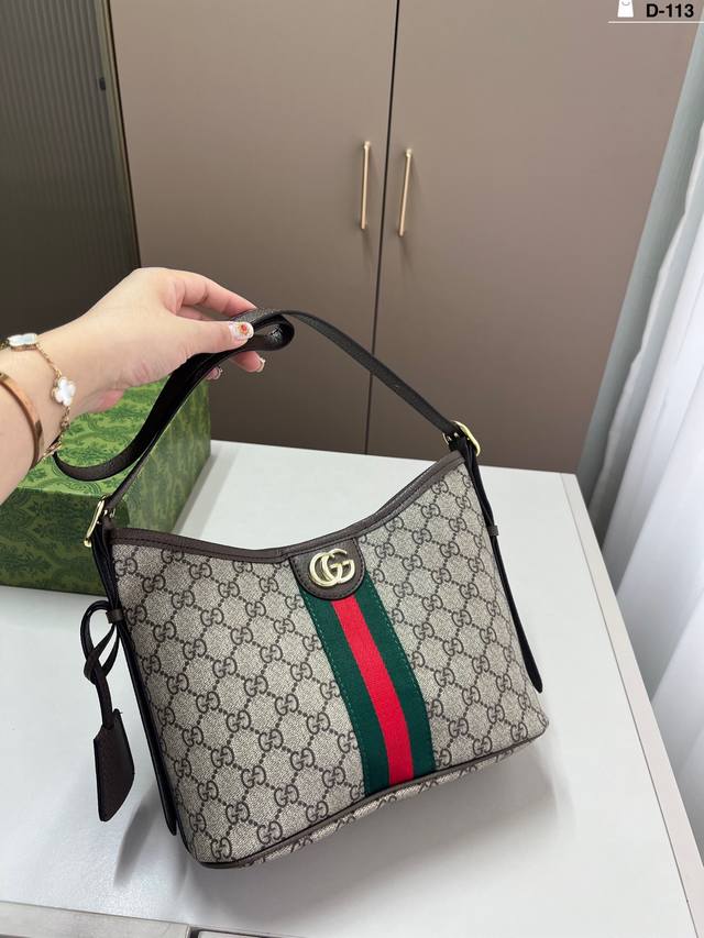 Gucci 酷奇水桶包 任何搭配都能够轻松驾驭 低调有质感 容量也很可 D-113尺寸25×18折叠盒 Gucci 酷奇水桶包 任何搭配都能够轻松驾驭 低调有质感 容量也很可 D-113尺寸25×18折叠盒