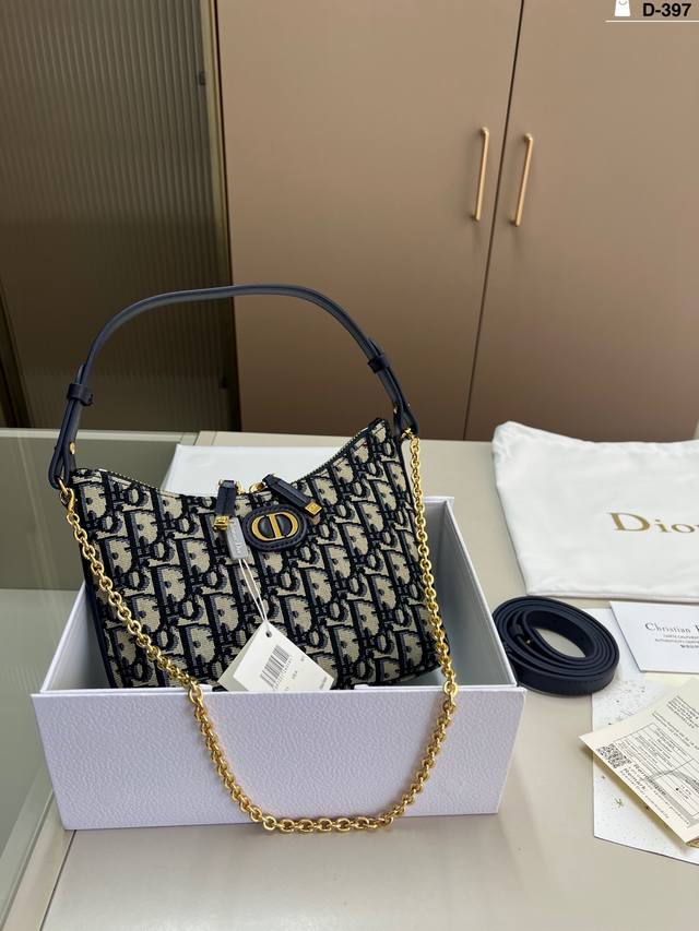 迪奥Dior链条饭盒包 这只小饭盒包包型很有个性～即特别又不撞款.真的一眼心动款！ D-397尺寸20×13折叠盒