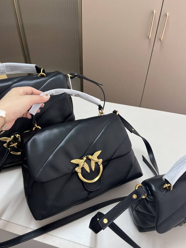 中 pinko新款燕子包 小众而不失气质的一款 背出去有种让人眼前一亮的感觉 尺寸21×14 27×17 32×22飞机盒