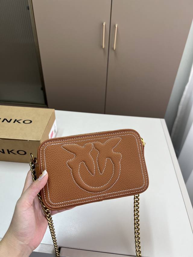 燕子相机包款，柔润矩形 亮泽皮革压花飞鸟标 拉链头精致，利落随行 尺寸19×12飞机盒