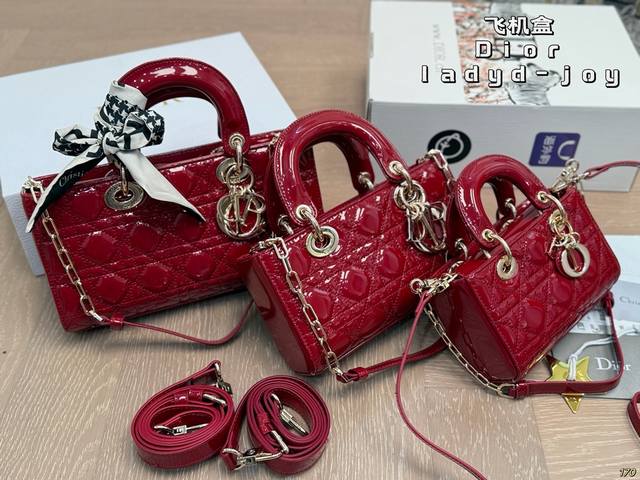 飞机盒 迪奥新款戴妃Ladyd-Joy 呈现复古摩登风尚 Dior彰显个性气质 尺寸 26 13 22 12 16 10 飞机盒 迪奥新款戴妃Ladyd-Joy 呈现复古摩登风尚 Dior彰显个性气质 尺寸 26 13 22 12 16 10