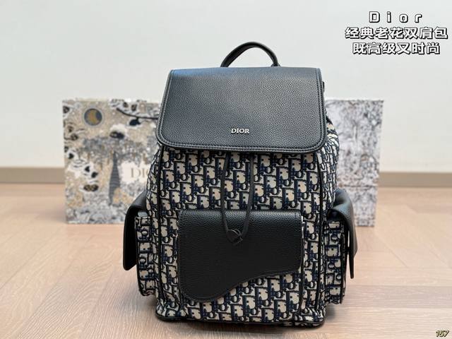 迪奥Dior双肩包 既高级又时尚 回头率超高的一款双肩包 轻便容量又大 出行必备的单品 尺寸: 27 39