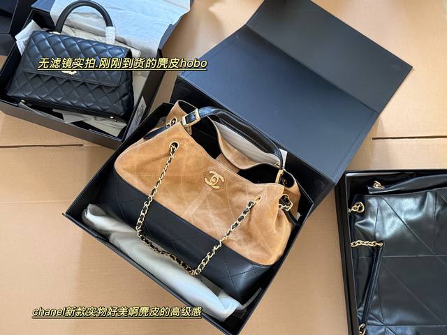 配盒 麂皮 刚刚到货 库房实拍 Size:36*25Cm 听说这只小香家 25A 最火的麂皮包 一只包背出多种风格 麂皮与牛皮的神仙碰撞皮穿链设计每个角度都闪着 配盒 麂皮 刚刚到货 库房实拍 Size:36*25Cm 听说这只小香家 25A 最火的麂皮包 一只包背出多种风格 麂皮与牛皮的神仙碰撞皮穿链设计每个角度都闪着