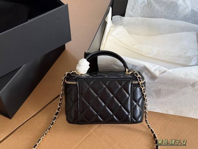 配盒 Size：18*10Cm Chanel 小香家 镜子练 盒子包 这一季的经典返场！ 长盒子可盐可甜 各种拗造型 真真香