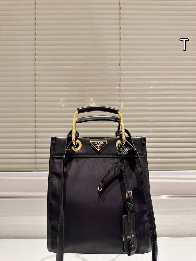 prada尼龙金属Tote托特包 春天来点亮色，一套适合通勤和郊游的大地色系穿搭，随时玩转任何场景哦 尺寸 23 25Cm