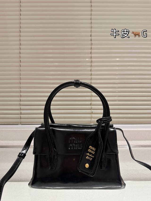 Miumiu Fw25 Solitaire手袋 百闻不如一见系列～～～～秋冬订货会的时候就有被美到！ 实物的质感和整体细节，更让人觉得眼前一亮又一亮~ 三个隔层