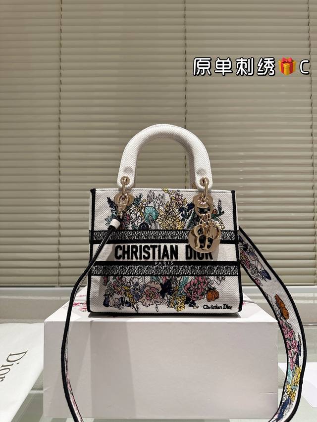 配盒 Size:24*20Cm 原单提花版 Dior 迪奥刺绣戴妃包 现代休闲且优雅 刺绣宽肩带 特别!特别!!! 25Ss 新年新款 配盒 Size:24*20Cm 原单提花版 Dior 迪奥刺绣戴妃包 现代休闲且优雅 刺绣宽肩带 特别!特别!!! 25Ss 新年新款