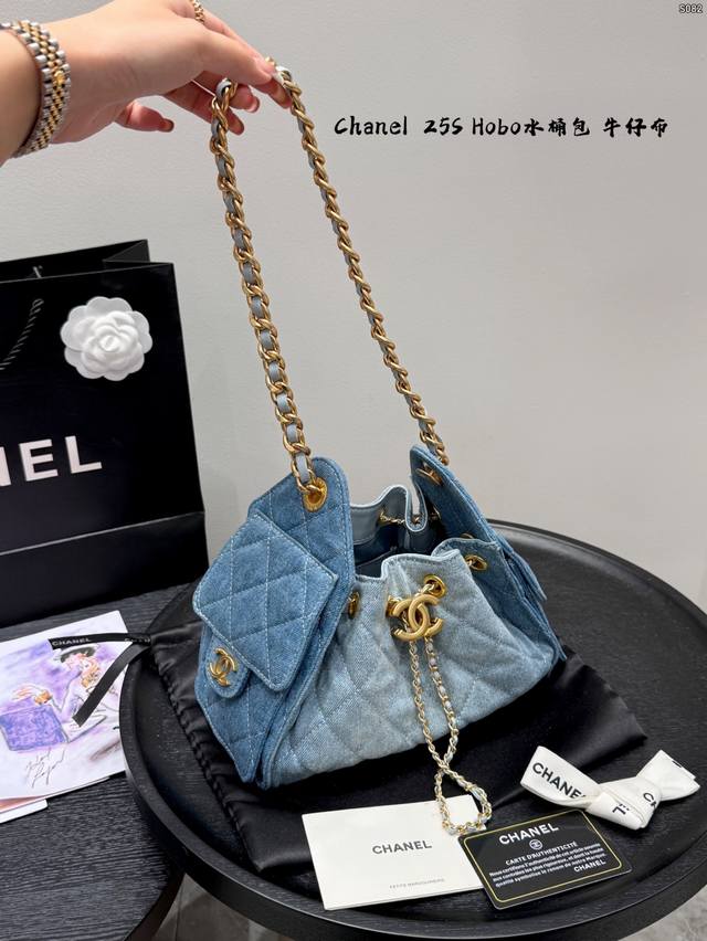 牛仔 折叠礼盒 Chanel 香奈儿丹宁牛仔25S Hobo真绝绝子 今年香香25S系列简直美爆... 这只Hobo腋下水桶包 是个小号尺寸个人觉得比较日常 鱼