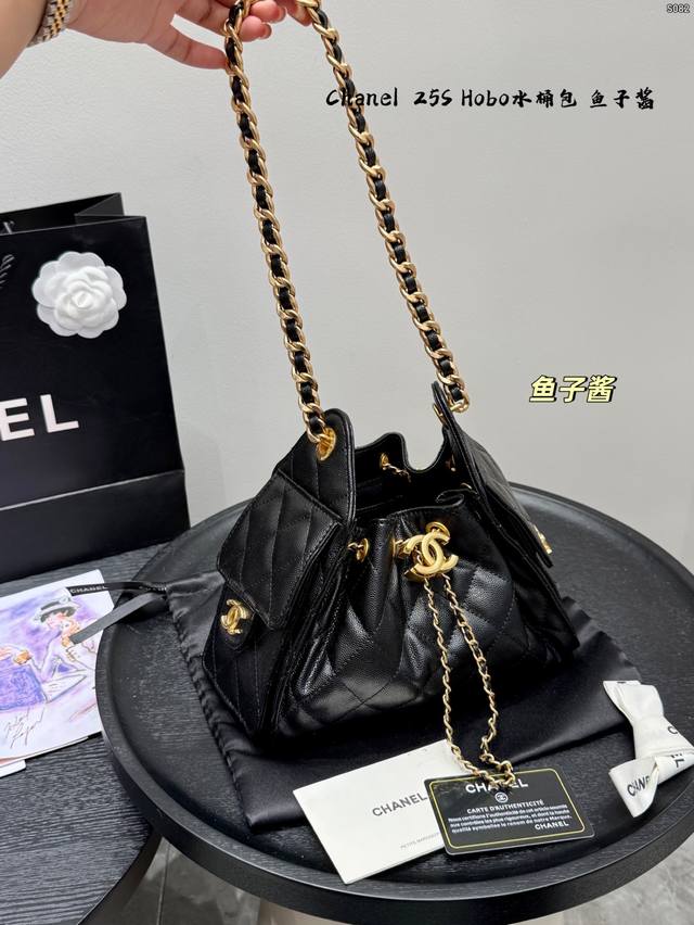 鱼子酱 折叠礼盒 Chanel 香奈儿球纹25S Hobo真绝绝子 今年香香25S系列简直美爆... 这只Hobo腋下水桶包 是个小号尺寸个人觉得比较日常 鱼子
