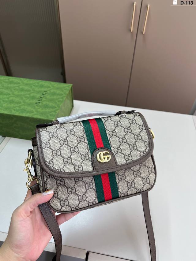 酷奇Gucci 邮差单肩包 复古优雅 满满的高级感 休闲正装皆可轻松驾驭 D-113尺寸21×13折叠盒