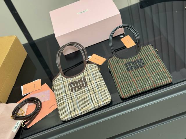 配盒 Size：20*21Cm Miumiu新款托特Tote 今年的风刮的太猛了 老多爆款了！ 这款的版型也太好看了吧！ Miumiu 这一季不管是单肩包还是托
