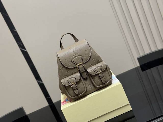 配盒 Size：19*23Cm Lv 新款Mini双肩包， 好温柔呀~ 新款怎么能抗拒呢 实测可容纳手机，粉饼，口红，纸巾，车钥匙。 小而不废的一款可爱小包~