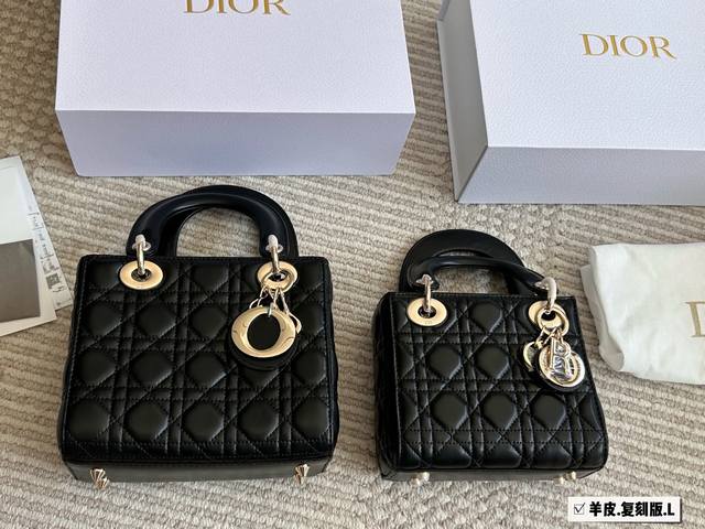 配盒 四格 字母宽肩带 三格 链条+肩带 Size：17Cm 21Cm Lady 返场！ D家戴妃，超级养眼哦！ 高端品质，随意对比细节， 珠光色的颜色...不