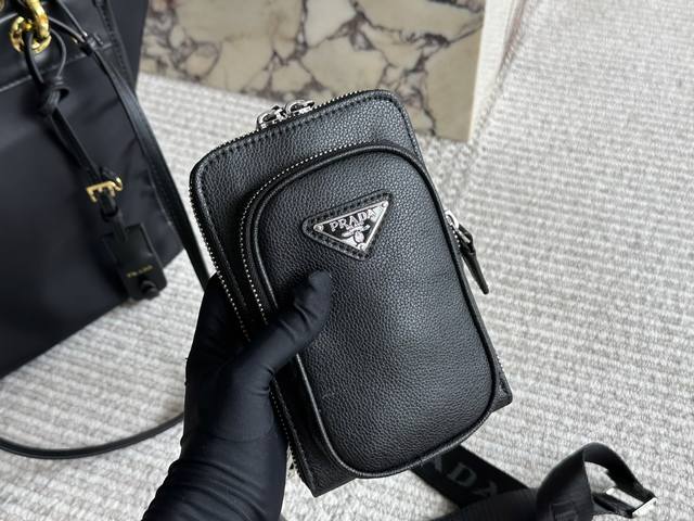 配盒 Size： 18*13Cm prada 手机包 太爱水桶包了！！ 日常利用率最高！ 休闲和上班都很适用的一个包包