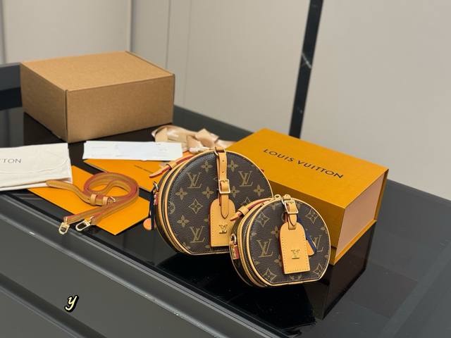 配折叠盒飞机盒 Size:13*12Cm 15*17Cm Lv Mini小圆饼 让人心痒难耐 有些包天生什么都装不下 只能装下可爱! 配折叠盒飞机盒 Size:13*12Cm 15*17Cm Lv Mini小圆饼 让人心痒难耐 有些包天生什么都装不下 只能装下可爱!