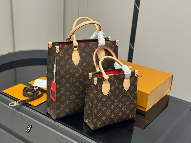 配折叠盒飞机盒 Lv 老花琴谱包 Sac plat Bb 新尺寸：21.22Cm 30.32Cm 这个尺寸刚刚好哦！ 轻便又舒服！ 你会越背越喜欢的哦！