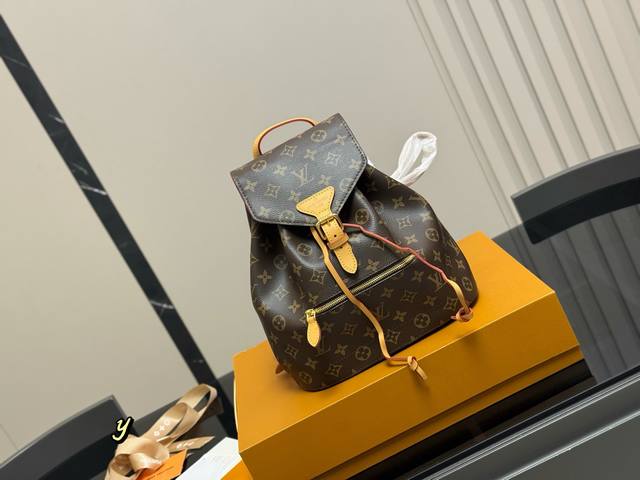 配折叠盒飞机盒 Lv 双肩包， 经典！经典！ 小巧可爱又实用， 对花配牛皮！ 尺寸：26*30Cm