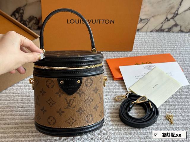 原单 Lv Canne 发家致富第一-步■入个Lv发财桶使用率100%的这款Lv圆桶 容量真的巨巨巨大++ 手机 粉饼 卡包都塞得下 怪不得总有人说它是“饭桶”