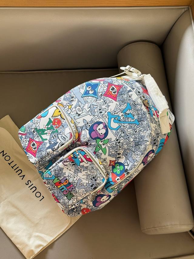 无盒. Size：30*42Cm L家 涂鸦双肩包 Backpack 双肩包 专为充满活力的人打造！ 轻质而空间宽敞， 大小也刚刚好哦！