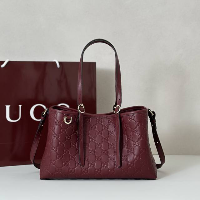 专柜品质，顶级原单货，实物实拍！款号815214酒红压字，尺寸：宽31X高18X侧宽11Cm，