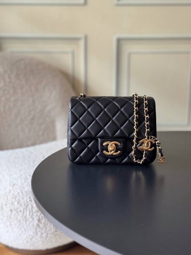 双Logo 方胖子 18Cm Ohanel25B双C调节扣方胖子、回归款双Logo链条包魅力爆棚颜值超靓！一直是Chanel的爆款复古感的亮面羊皮，既拥有羊皮柔