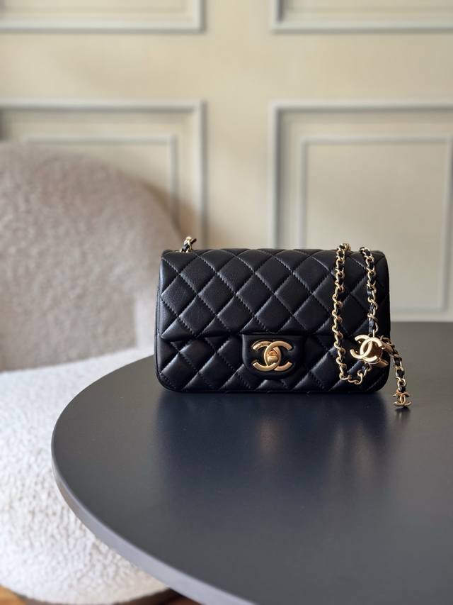 双Logo 大Mini 20Cm Ohanel25B双C调节扣方胖子、回归款双Logo链条包魅力爆棚颜值超靓！一直是Chanel的爆款复古感的亮面羊皮，既拥有羊
