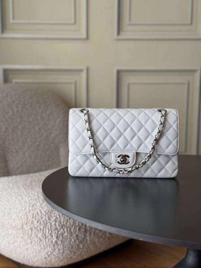 全名Classic Fla0 1112荔枝纹 尺寸: 15.5*25.5*6.5Cm 经典的Cf就是有着让人一见倾心的魅力,走到哪里都是移动的高雅标签,散发着文 全名Classic Fla0 1112荔枝纹 尺寸: 15.5*25.5*6.5Cm 经典的Cf就是有着让人一见倾心的魅力,走到哪里都是移动的高雅标签,散发着文