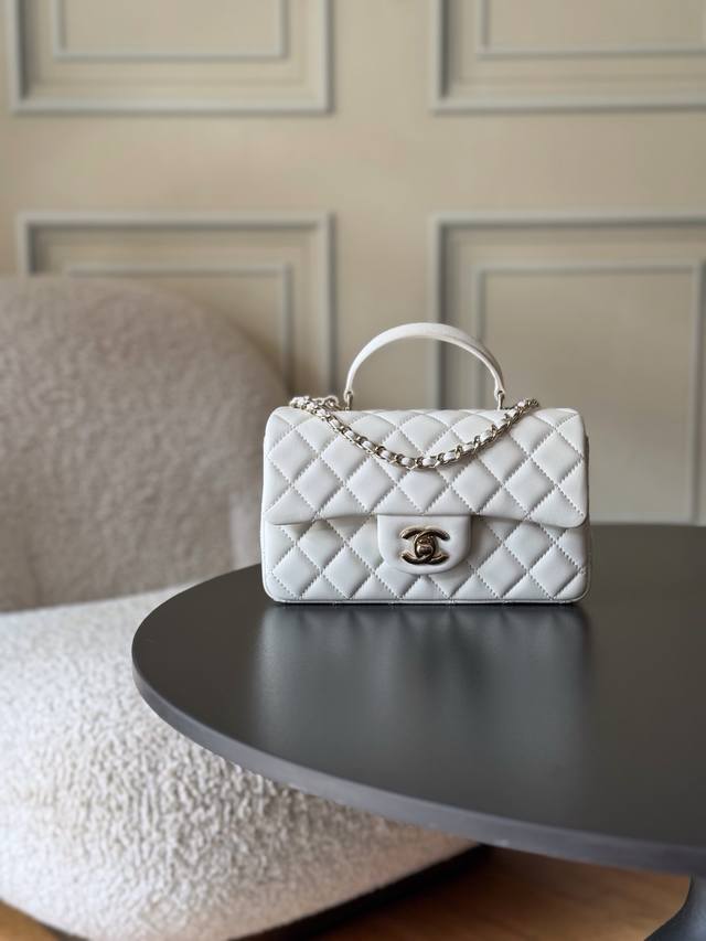 浅金链 Chanel 21K最新Mini Cf Handle 手提包 As2431 经典菱格口盖包 饰以精致经典链子搭配手提,细腻羊皮:润饰手袋,脱颖而出,演绎 浅金链 Chanel 21K最新Mini Cf Handle 手提包 As2431 经典菱格口盖包 饰以精致经典链子搭配手提,细腻羊皮:润饰手袋,脱颖而出,演绎