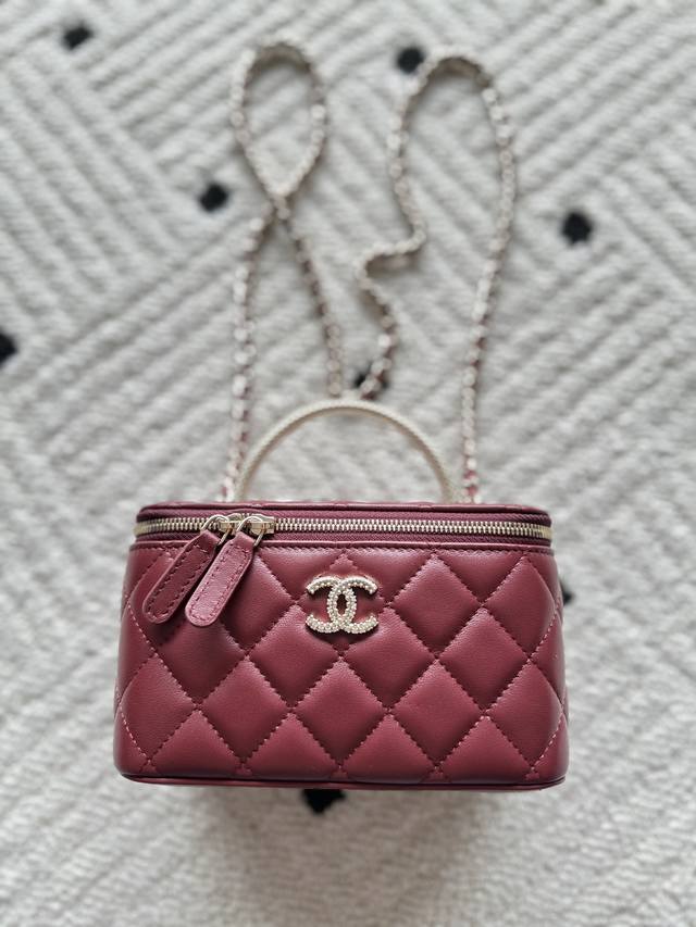 品牌:Chanel型号:Ap6420简介:原单质量，经典之作，华丽与气质的前沿，是你意想不到的尊贵。皮种:原单进口羊皮，五金:原版五金配制尺寸:17Cmx9.5