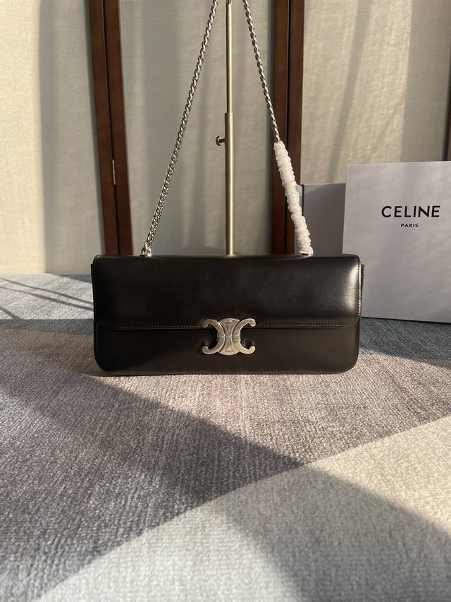 Celine 新款新出加长链条款腋下包 不得不夸果然是秀场款,实物好看极了 链条显得这个包型更加复古了 长款的更有设计感搭配什么衣服会比短款的气场更强。 特别是 Celine 新款新出加长链条款腋下包 不得不夸果然是秀场款,实物好看极了 链条显得这个包型更加复古了 长款的更有设计感搭配什么衣服会比短款的气场更强。 特别是