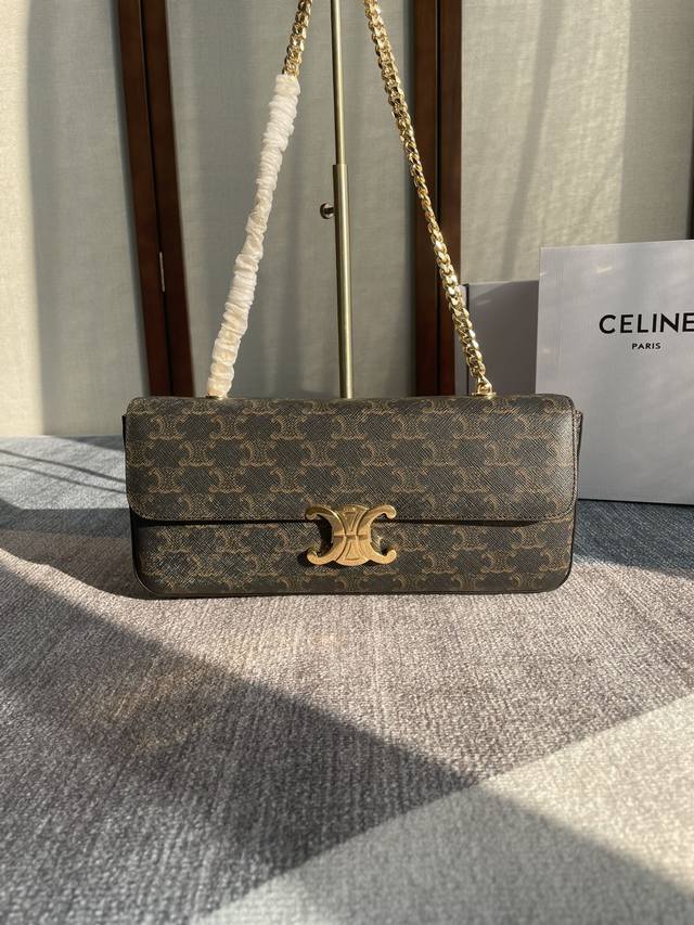 Celine 新款新出加长链条款腋下包 不得不夸果然是秀场款，实物好看极了 链条显得这个包型更加复古了 长款的更有设计感搭配什么衣服会比短款的气场更强。 特别是