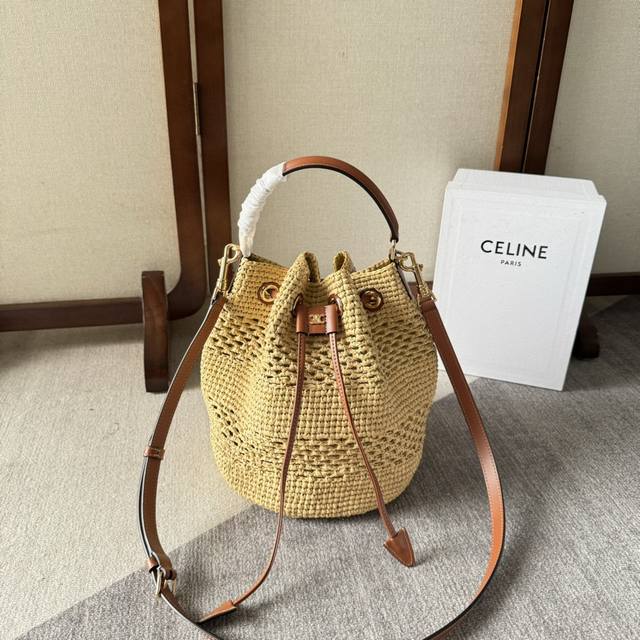Celine Clara植物材料和牛皮革经典提篮包黄褐色 植物材料，牛皮革包边无衬里金色饰面 手提、肩背和斜挎抽绳皮革系带 1个皮革提手长4英寸 9厘米 1条可