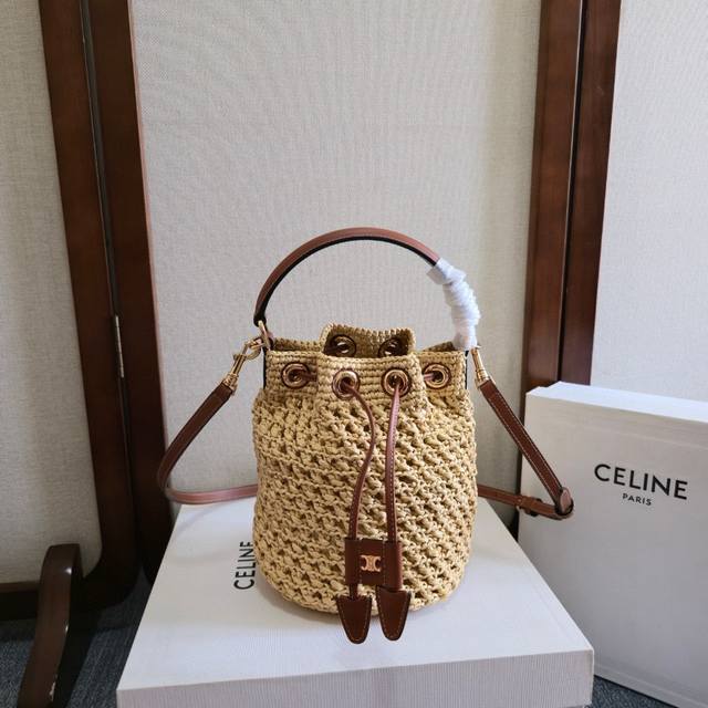 Celine编织Teen Clara包包 6.3 X 7.5 X 6.3英寸 16 X 19 X 16厘米 植物材料，牛皮革包边 金色饰面 可手提、肩背和斜挎～