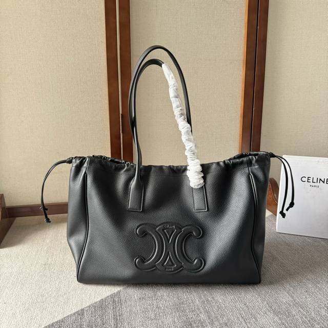 Celine 新品上线早秋Cabas Triomphe抽绳托特 不定型软质托特、是不被定义的气质、 款型极度慵懒、极度舒适、极度高级、 肩背包 牛皮革 翻毛牛皮