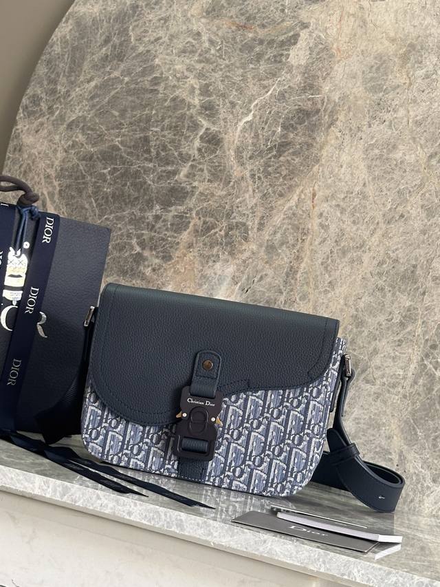 正品级 这款马鞍信使包精巧时尚。采用蓝色Oblique 印花面料等材质精心制作,饰以同色调粒面牛皮革马鞍翻盖,点缀以铝扣提升格调。内部隔层宽敞,搭配一个背面插袋 正品级 这款马鞍信使包精巧时尚。采用蓝色Oblique 印花面料等材质精心制作,饰以同色调粒面牛皮革马鞍翻盖,点缀以铝扣提升格调。内部隔层宽敞,搭配一个背面插袋