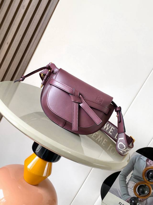 原厂皮 爆款 迷你21Cm 新款字母宽肩带马鞍包Gate Duel手袋寛肩带简直是灵魂之笔赋予了Gate全新的生命包身采用柔软牛皮革精制而成可拆卸调节牛皮提绣花