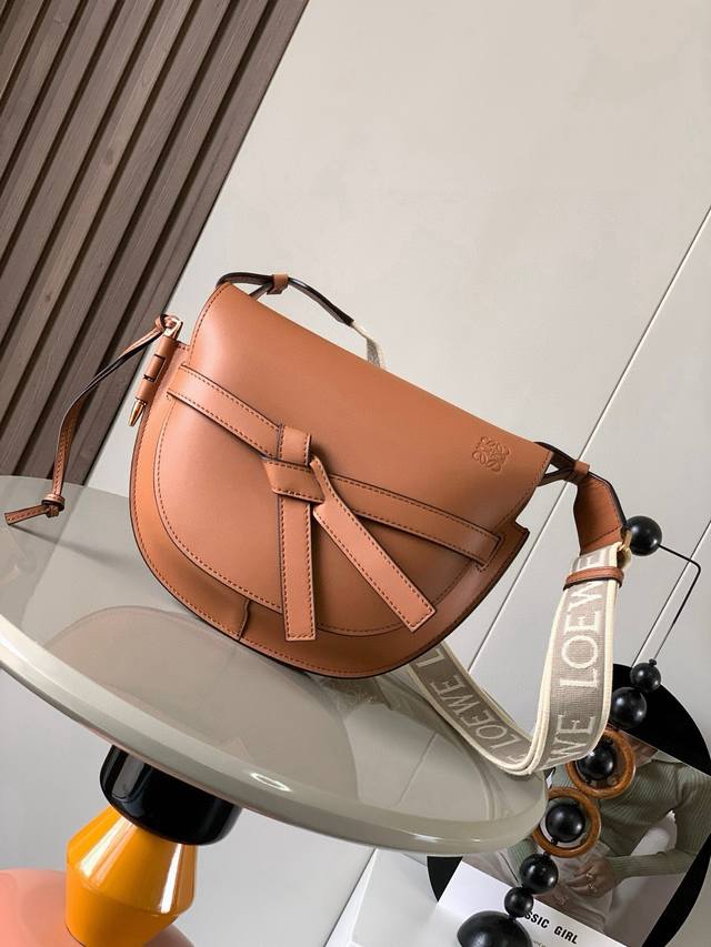 原厂皮 爆款小号25Cm新款字母宽肩带马鞍包Gate Duel手袋寛肩带简直是灵魂之笔赋予了Gate全新的生命包身采用柔软牛皮革精制而成可拆卸调节牛皮提绣花肩带 原厂皮 爆款小号25Cm新款字母宽肩带马鞍包Gate Duel手袋寛肩带简直是灵魂之笔赋予了Gate全新的生命包身采用柔软牛皮革精制而成可拆卸调节牛皮提绣花肩带