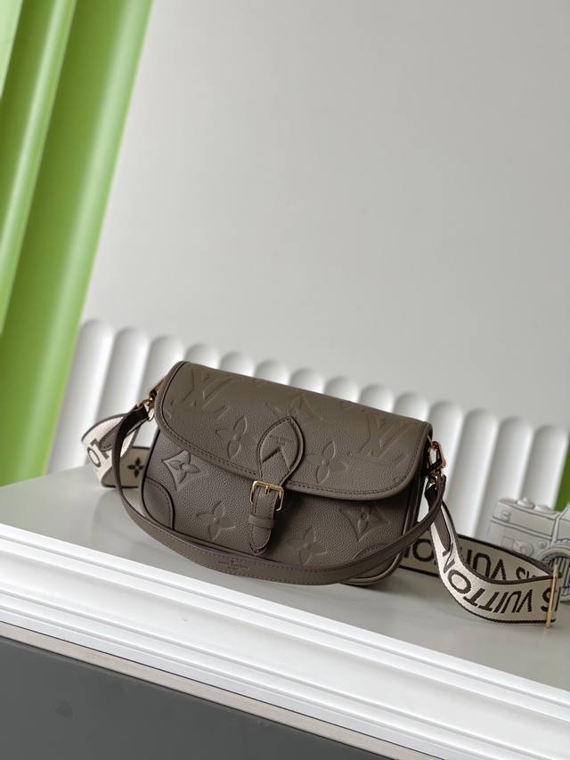 正品级 M15049 24×15×9 Diane 全皮法棍包 顶级原单 变码芯片