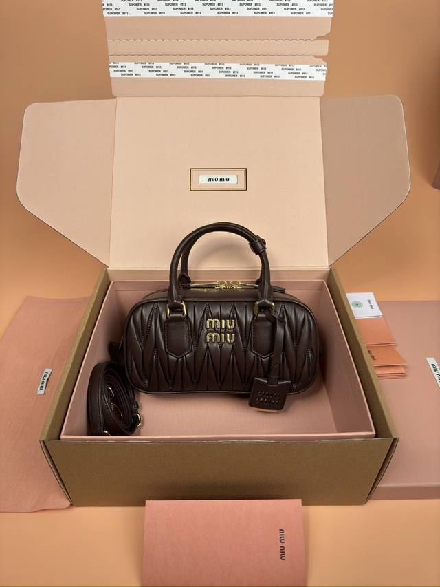 原厂皮 ，配图片包装 特级五金原厂皮 Arcadie Matelasse羊皮革小号22Cm保龄球手提包 斜挎包～石南木色羊皮 这款手提包采用Matelasse工