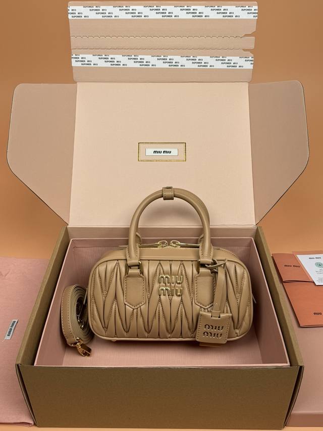 原厂皮 ，配图片包装 特级五金原厂皮 Arcadie Matelasse羊皮革小号22Cm保龄球手提包 斜挎包～新版裸粉羊皮 这款手提包采用Matelasse工