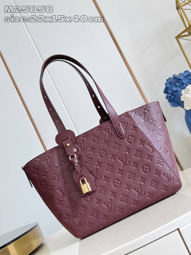 原厂皮 独家实拍 M25858枣红压花 M25890 本款 All In One 小号手袋为 Monogram Empreinte 皮革渲染雅致色调，与金属挂锁