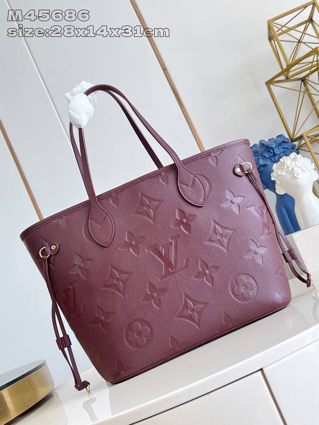 原厂皮 独家实拍 M45686酒红压花 本款 Neverfull 中号托特包为标志性 Epi 皮革铺陈 Monogram 图案，以可调节侧面饰带实现灵活收束。充
