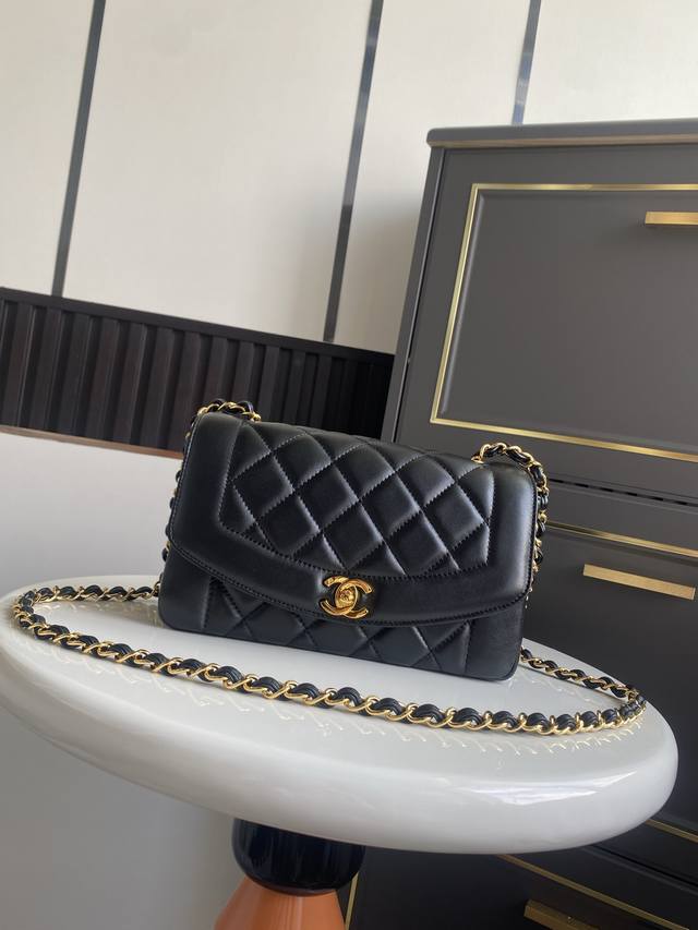 现货~ Chane中古Cf链条包 黑色 羊皮 软软糯糯的牛皮搭配金色五金绝对是精致、特立又独行!感觉像背着个有故事的古董包 出门特别有范儿 皮链搭配 手提斜挎随 现货~ Chane中古Cf链条包 黑色 羊皮 软软糯糯的牛皮搭配金色五金绝对是精致、特立又独行!感觉像背着个有故事的古董包 出门特别有范儿 皮链搭配 手提斜挎随